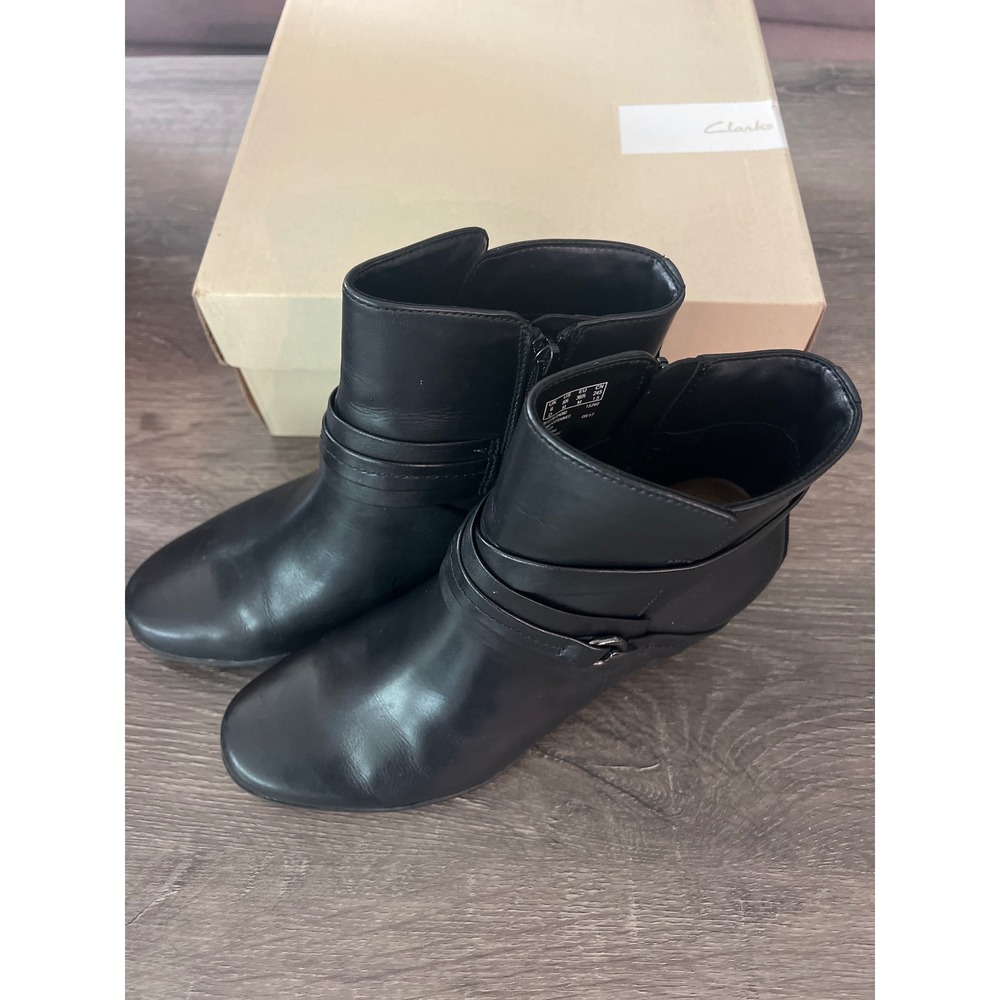 Clarks Women Black Leather Ankle Boots Block Heel Side Zip Buckle Size 8.5